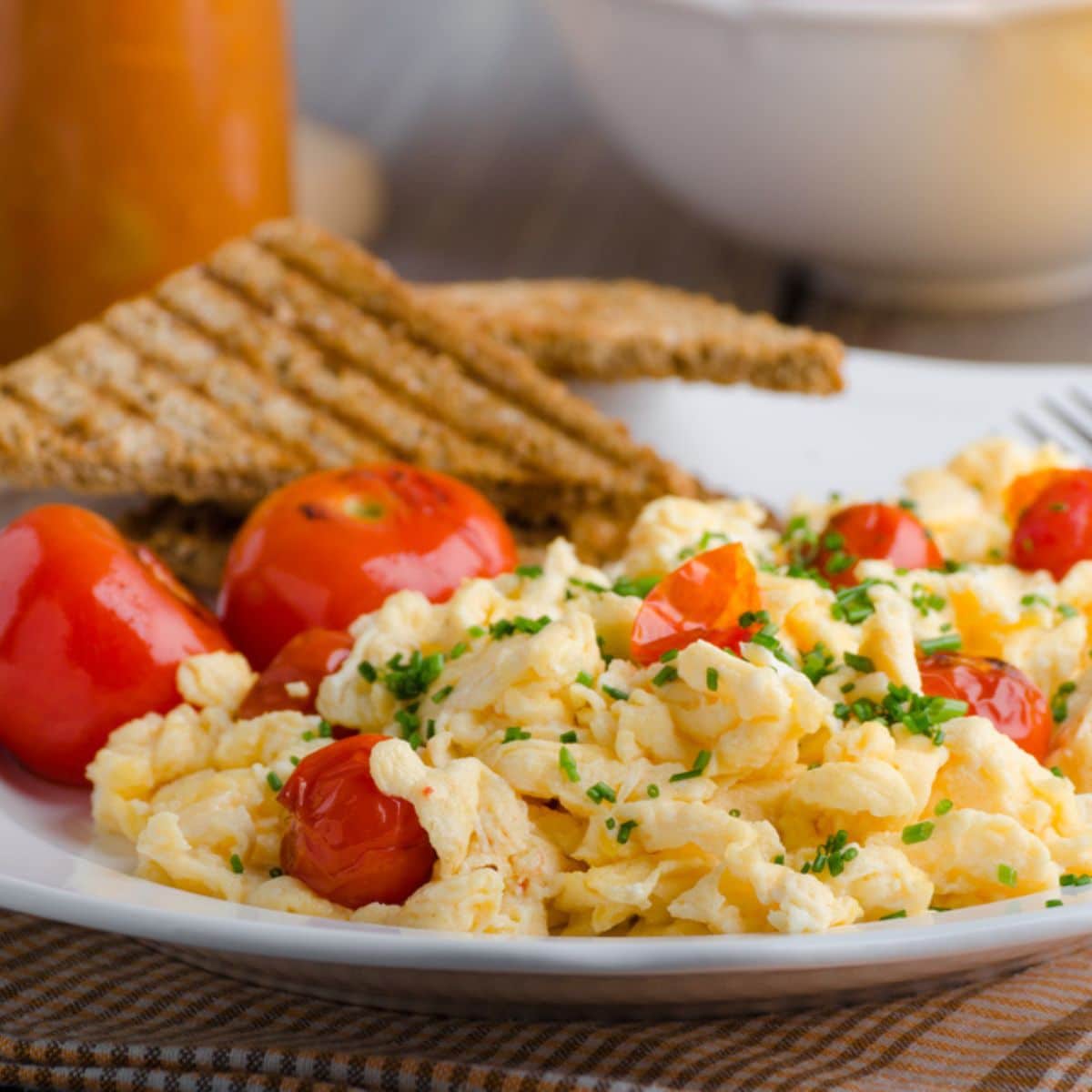 scamble egg with tomatoes and french toast. 