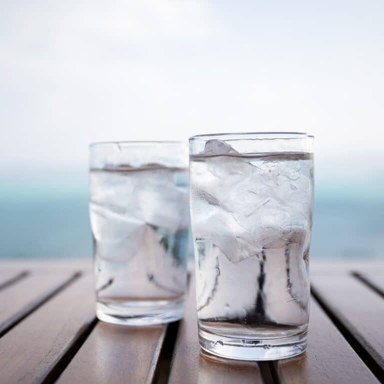 Two glasses of water with ice